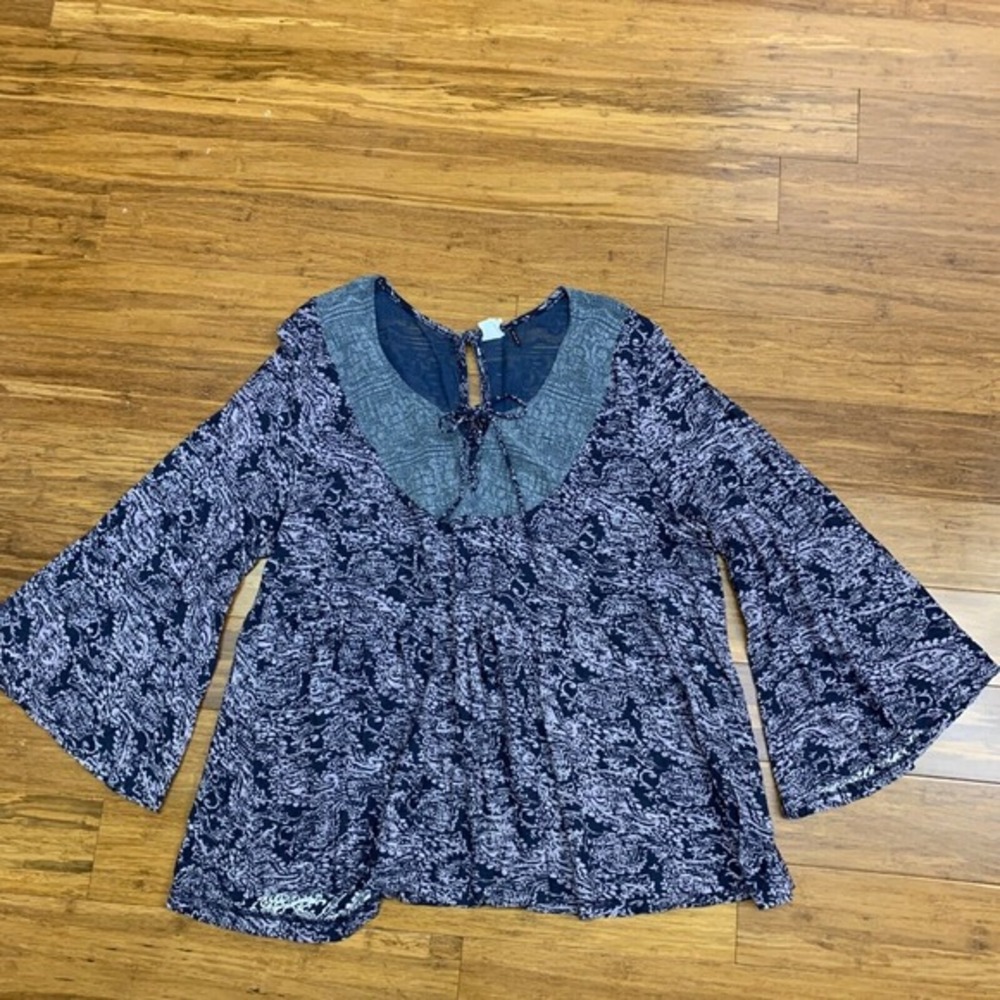 Akemi +‎ Kin Marcella Blue Damask Paisley Blouse Womens Medium Bell Sleeve Tie